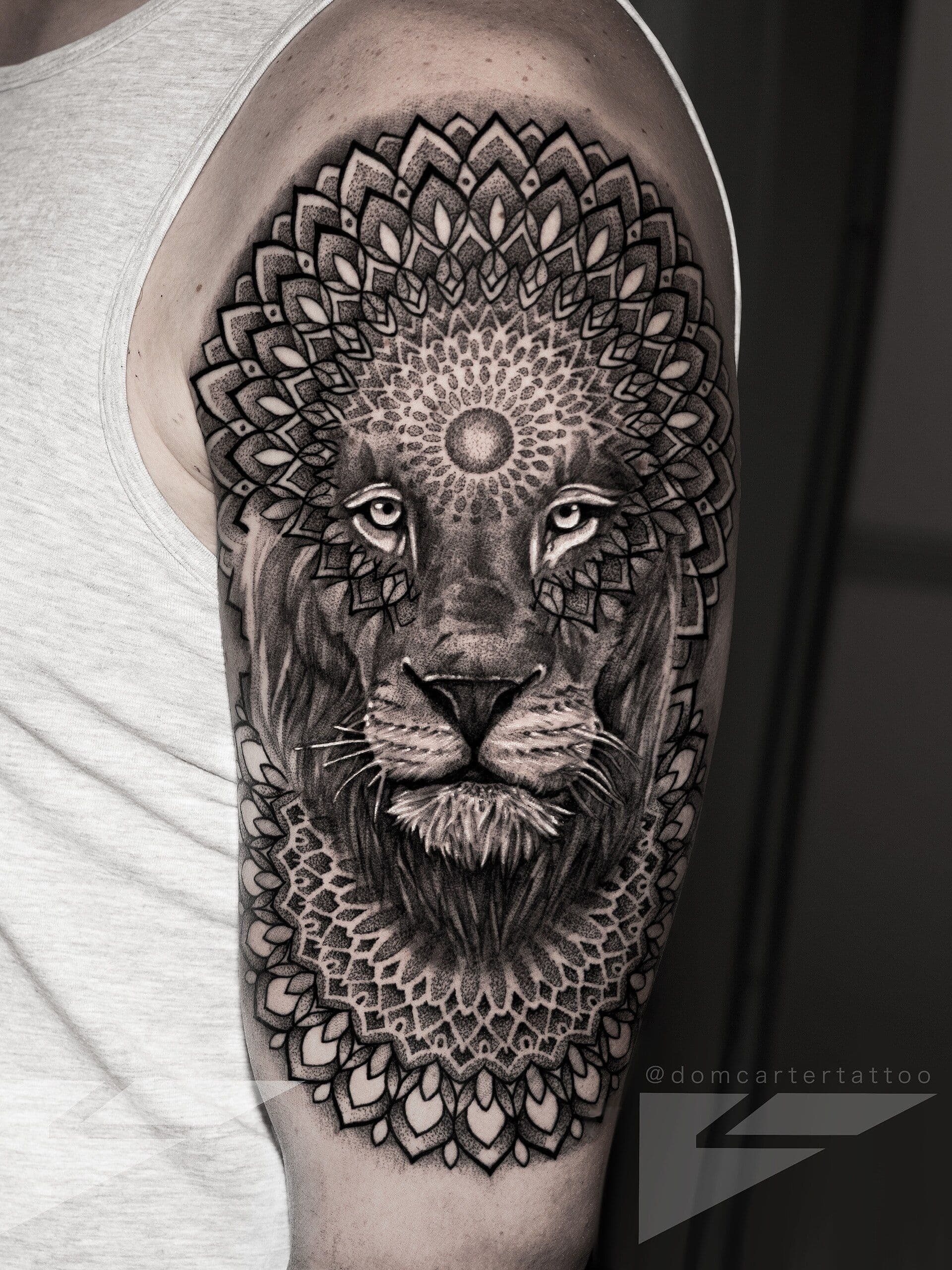 Sak Yant geïnspireerde tattoo van een leeuw