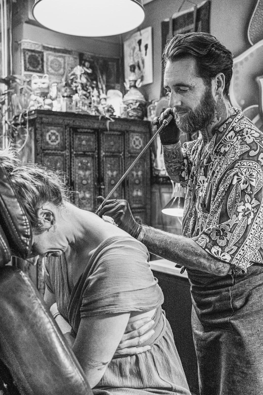 Rustige tattoosessie in zwart-wit in de studio van Tattoo Breda