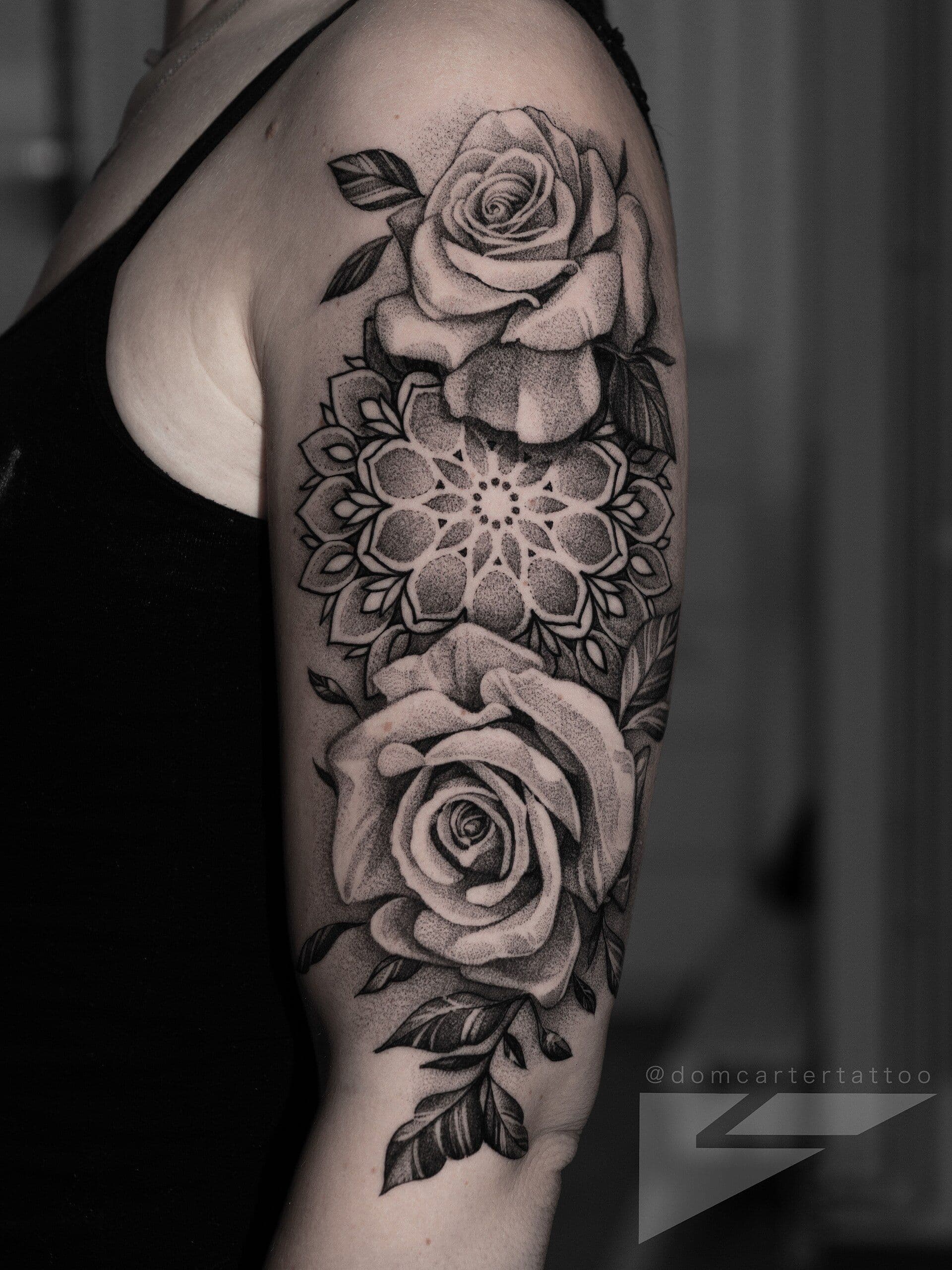 Fine line roos tattoo gezet bij Tattoo Breda