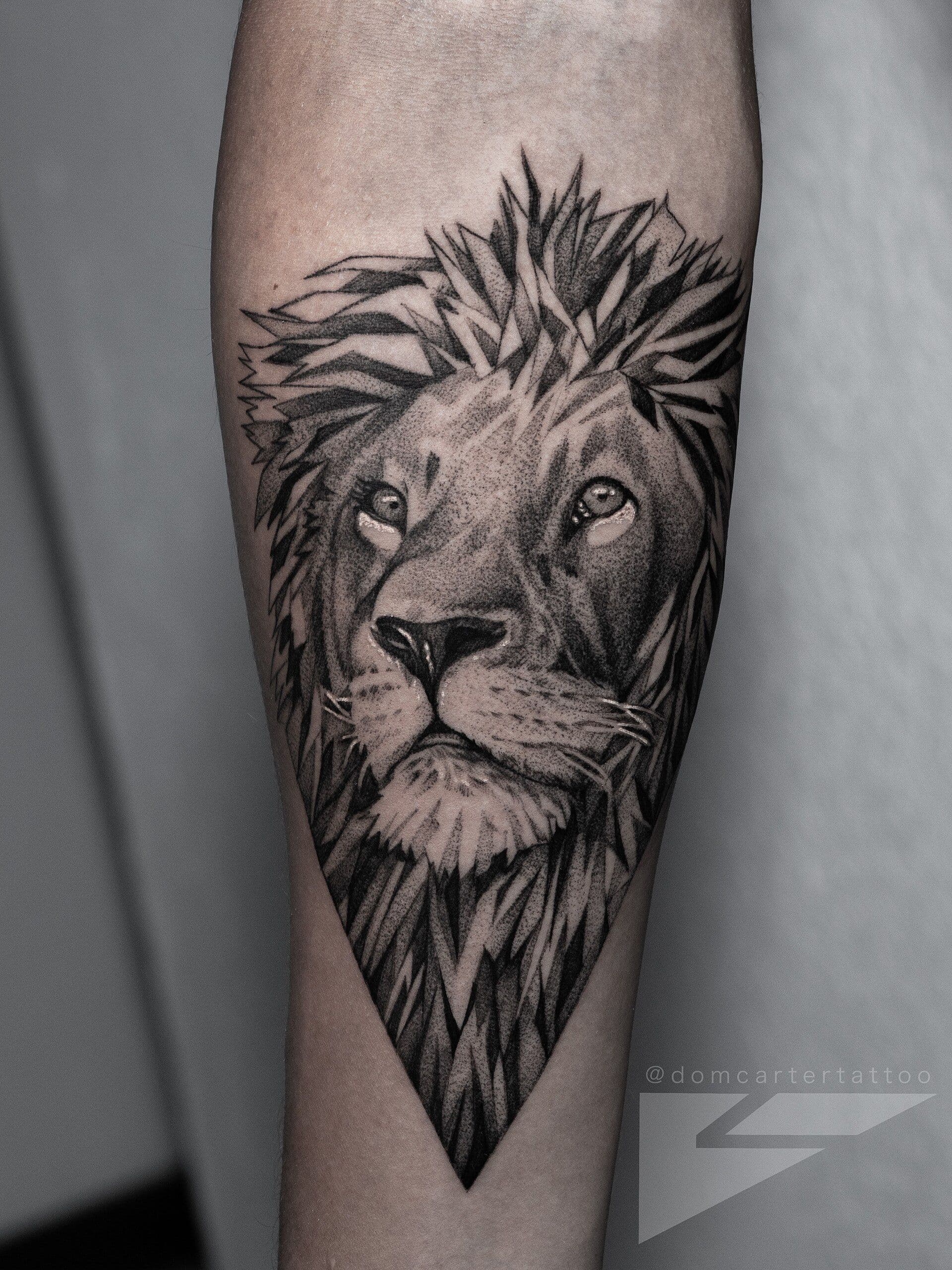 Geometrische dotwork tattoo gezet bij Tattoo Breda