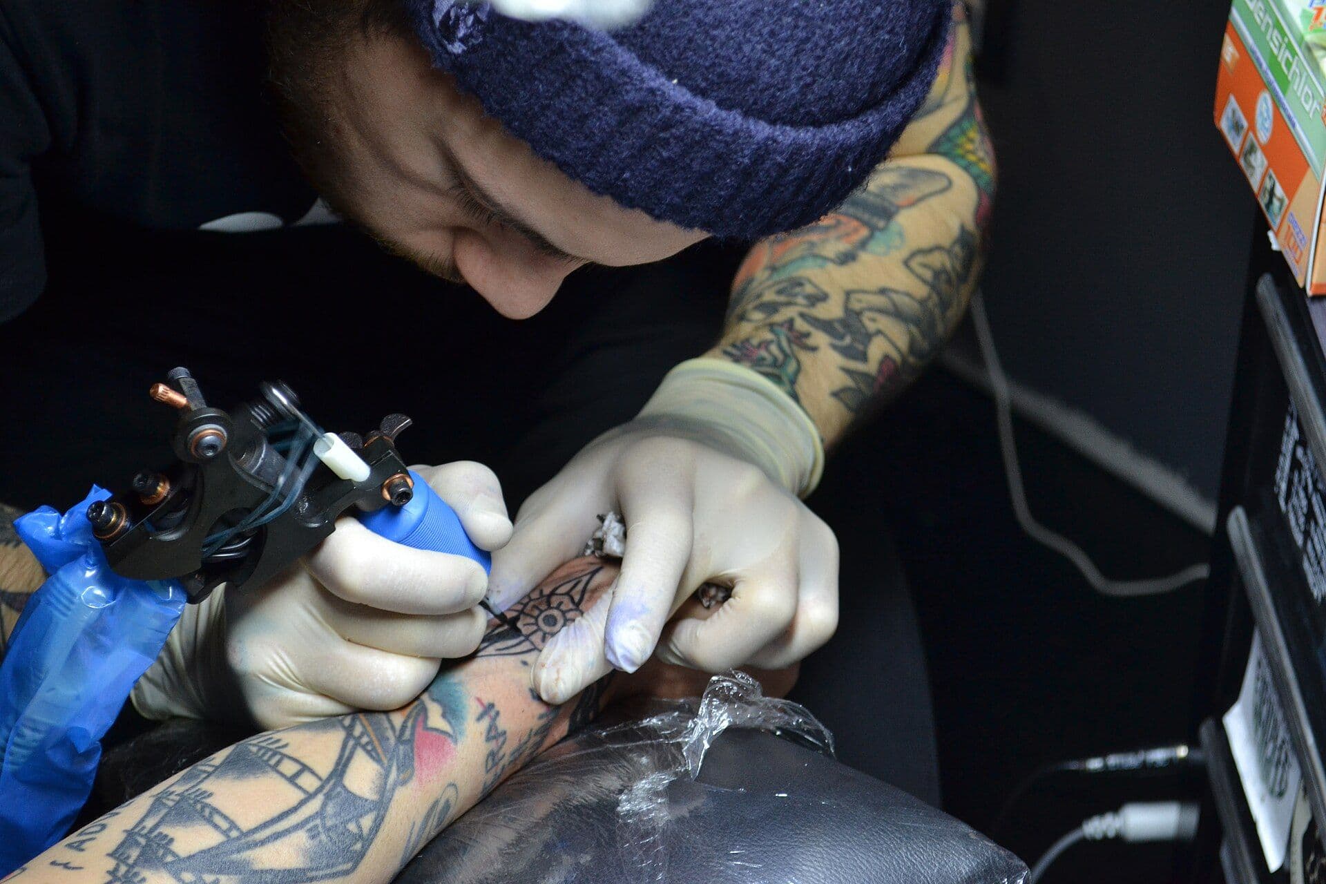 Tattoo artist verzorgt een verse tattoo in de studio in Breda