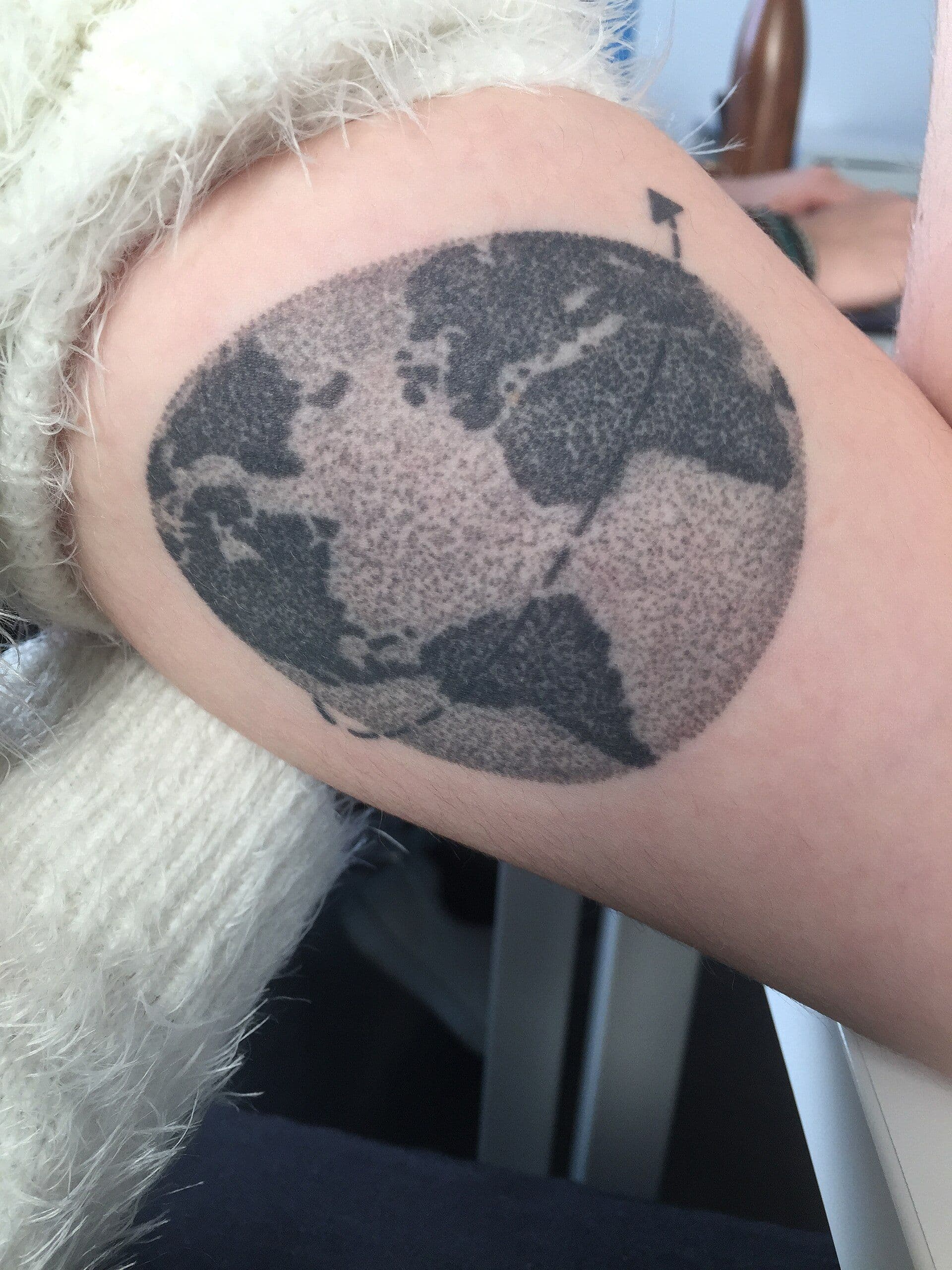 Wereldbol volledig in dotwork gezet, bij Tattoo Breda