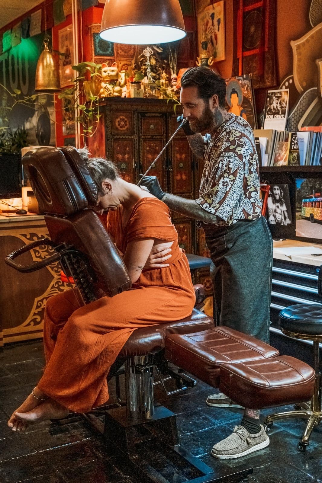 Handpoked tattoo wordt rustig gezet in de studio van Tattoo Breda in Breda